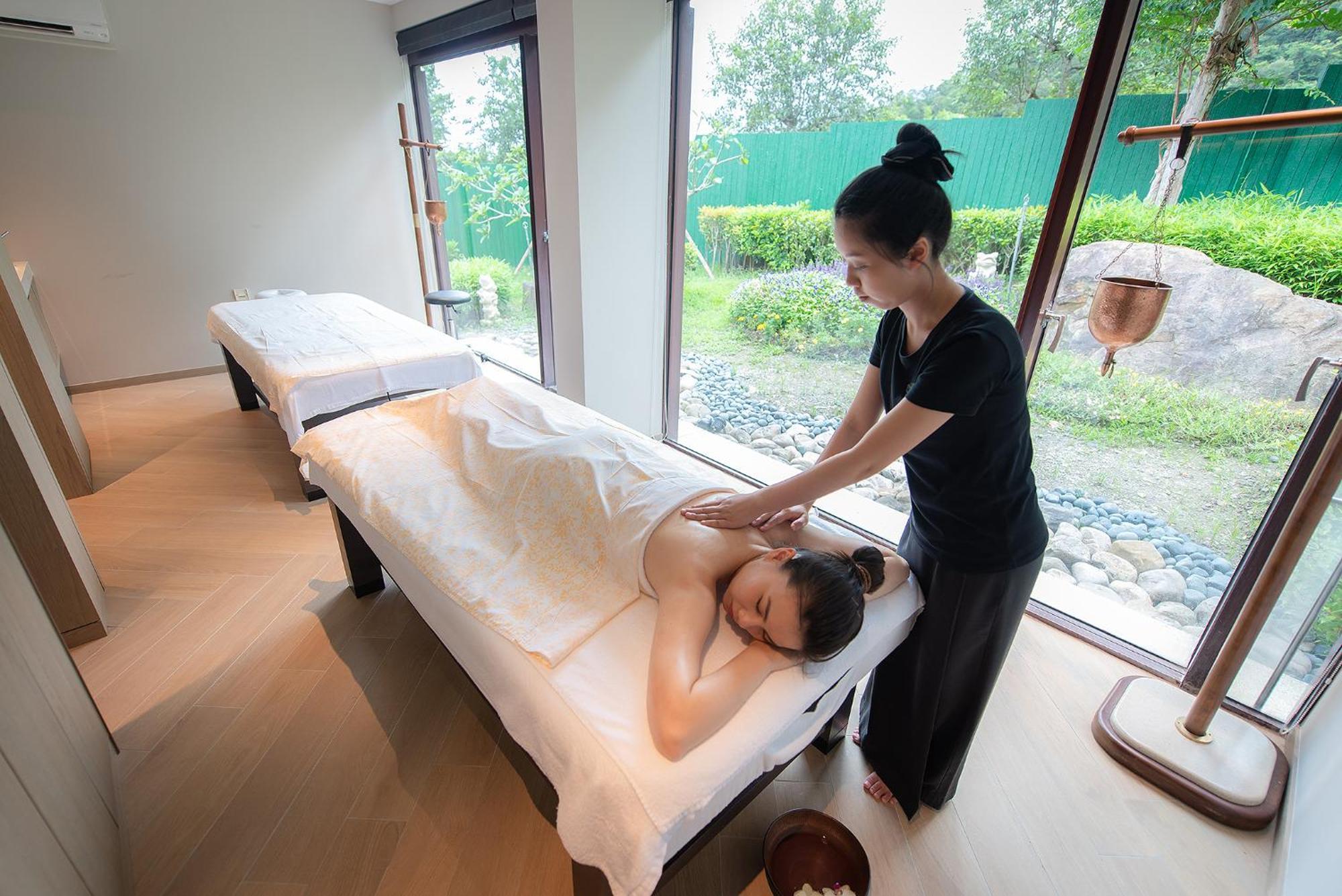 Hotel Royal Chiao Hsi Jiaoxi Extérieur photo A woman receiving a massage