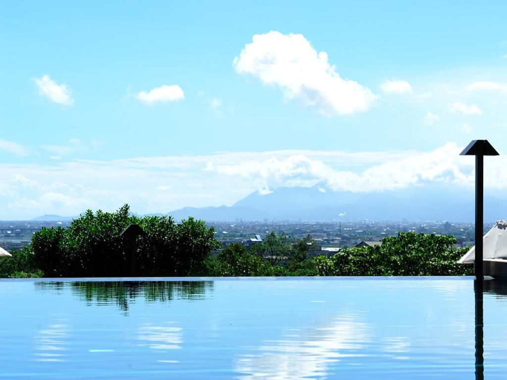 Hotel Royal Chiao Hsi Jiaoxi Extérieur photo View of Mount Apo from the pool of the 100 Islands Hotel